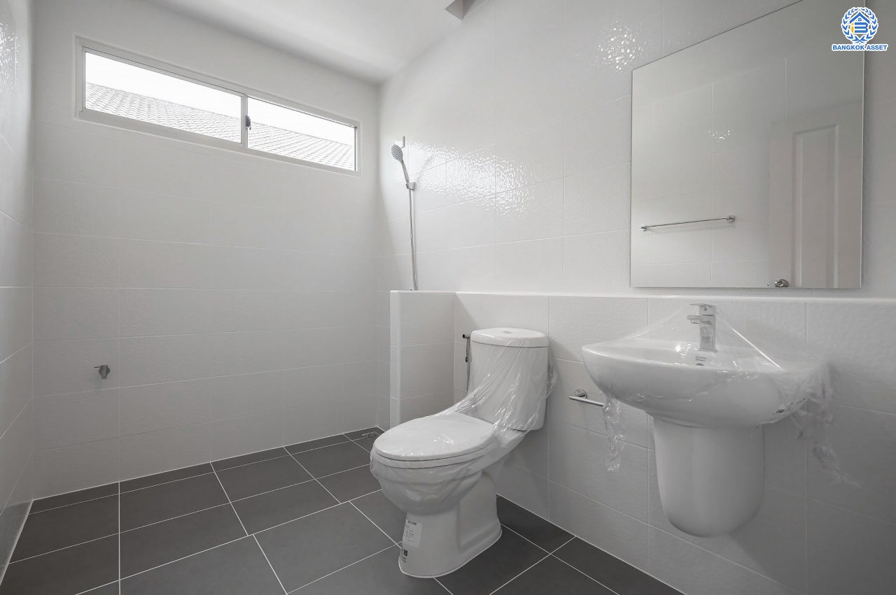 บ้านมือสองตกแต่งใหม่ แบรนด์สุดหรู L&H โครงการ มัณฑนา แจ้งวัฒนะ-ราชพฤกษ์ เนื้อที่ 57.9 ตร.ว. ฟังก์ชัน 3 ห้องนอน 3 ห้องน้ำ จอดรถได้ 2 คัน ทำเลเดินทางเข้า-ออกเมืองสะดวก เชื่อมต่อถนนชัยพฤกษ์แจ้งวัฒนะ ถนนราชพฤกษ์ ใกล้รถไฟฟ้าสายสีชมพู "สถานีปากเกร็ด" ใกล้ "โรบินสันไลฟ์สไตล์"